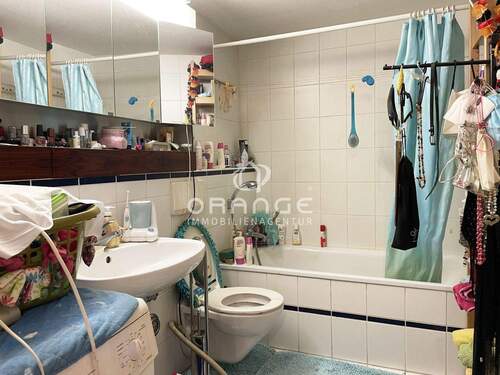 Links der Eingangstüre das Wannenbad - Etagenwohnung mit 42,00 m&sup2; in Hemhofen zum Kaufen