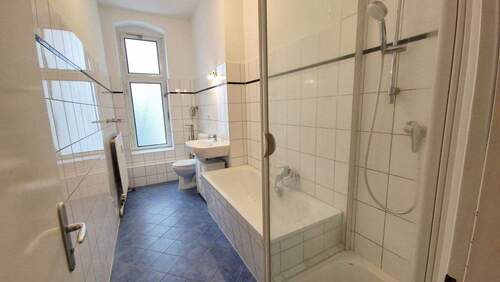 Wannenbad mit Dusche - 