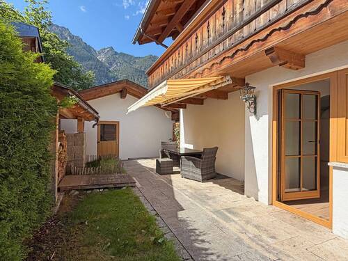 Süd-Westterrasse mit Zugang zur Garage
- 