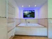 .. mit XL-Whirlpoolwanne
- 