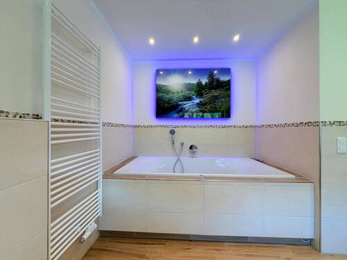 .. mit XL-Whirlpoolwanne
- 