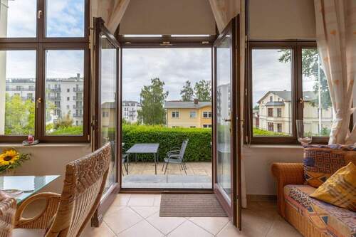 Tägliche Sonnenstunden für genussvolle Mahlzeiten - der Weg zur Terrasse - 