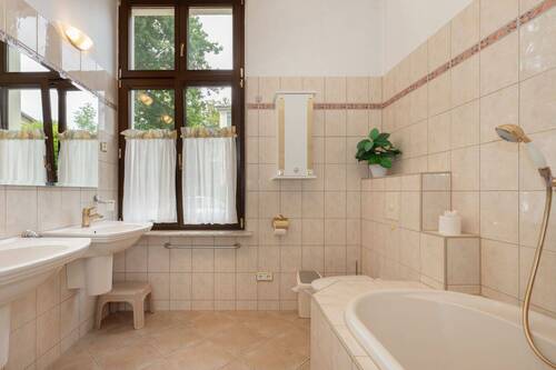 Praktisch, stilvoll, erfrischend - das helle Badezimmer - 