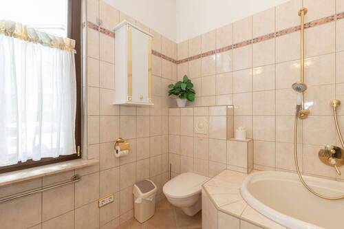 Praktisch, stilvoll, erfrischend - das helle Badezimmer - 
