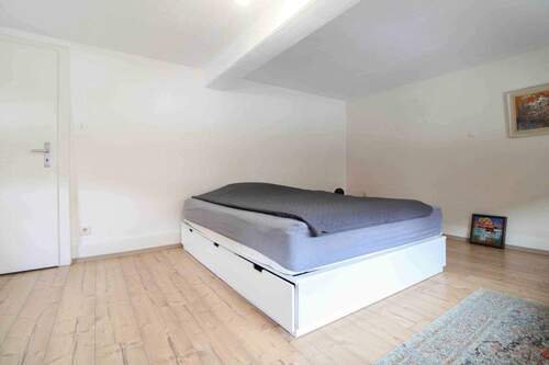 Schlafzimmer 2 1.OG - Mehrfamilienhaus, Wohnhaus mit 143,20 m&sup2; in Liederbach am Taunus zum Kaufen