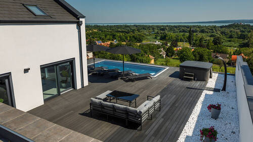 Terrasse mit Pool und Jacuzzi - 