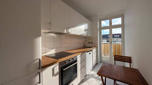 Einbauküche Blick zum Balkon - 3 Zimmer Etagenwohnung zur Miete in Potsdam / Babelsberg