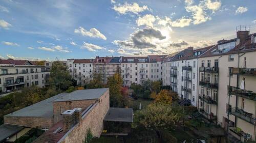 Blick in den Hof vom Balkon und Schlafzimmer - 
