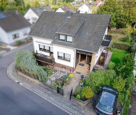 Außenansicht Luftperspektive - Schönes freistehendes Ein - bis Zweifamilienhaus mit Balkon und Garten zu verkaufen + Garage und 4 Schlafzimmern uvm.
