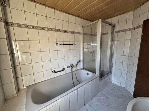 Badezimmer mit Dusche und Badewanne - 