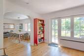 Wohnbereich mit Blick in den Essbereich - 