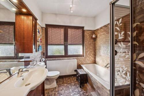 WANNENBAD MIT DUSCHE - 