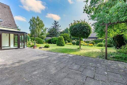 Terrasse mit Blick in den Garten - 