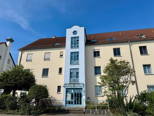 Straßenansicht - Moderne 3-Zimmer-Wohnung mit Tiefgaragenstellplatz, Balkon und Einbauküche