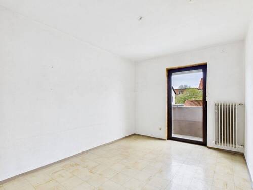 Mögliches Kinder-, Gäste- oder Arbeitszimmer mit Blick zur Straßenseite und französischem Balkon - 