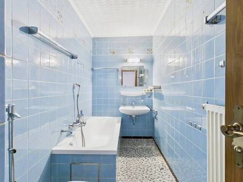 Badezimmer mit Badewanne im 1. OG - 