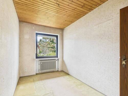 Mögliches Kinder-, Gäste- oder Arbeitszimmer mit Blick in den Garten - 