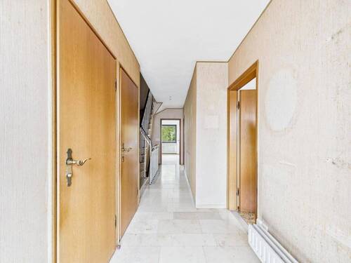 Eingangsbereich und Flur mit Zugang zum Gäste-WC, sowie zur Abstellkammer und gegenüber zur Küche - 