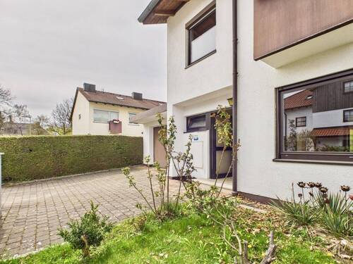 Außenansicht mit Vorgarten und Stellplatz - 