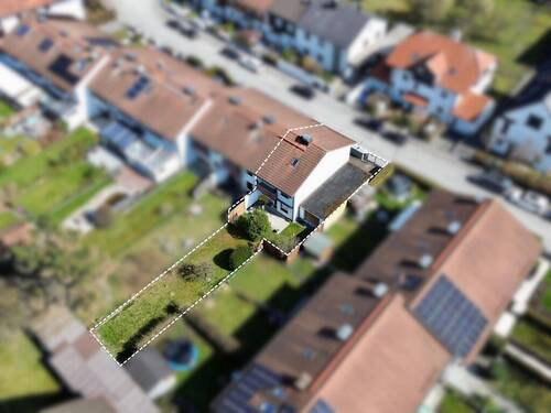 Luftaufnahme des Reiheneckhauses und Grundstücks - 