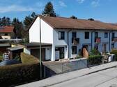 Außenansicht des Hauses von der Straßenseite - Reiheneckhaus mit großzügigem Westgarten: Familienidylle in ruhiger Lage von Trudering