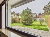 Das großzügige Fenster im hellen Wohnraum ermöglicht einen optimalen Blick in den Garten - Reihenendhaus mit 110,00 m&sup2; in München zum Kaufen