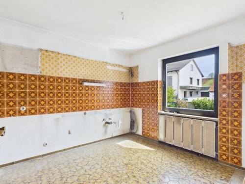 Küche mit Blick in den Vorgarten - 