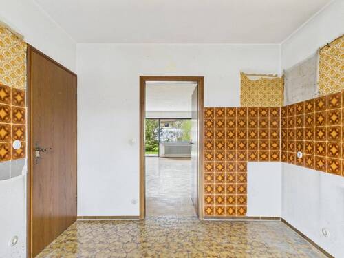 Blick aus der Küche in den großzügigen Wohnbereich - 