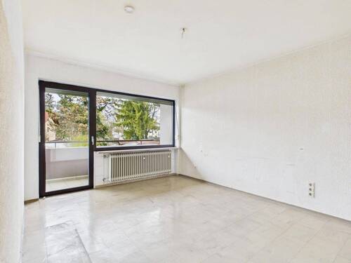 Schlafzimmer mit Zugang zum Westbalkon und Blick ins Grüne - 