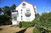 Hausansicht - Lichtdurchflutete 3-Zimmer-Dachgeschoss-Maisonette mit Garten in begehrter Lage