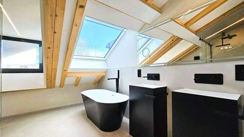 Badezimmer - Bezugsfertig * mit maßgefertigten Einbauten * Exklusiv & Edel * Ruhige Lage