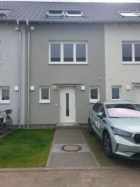 Hauseingang und Stellplatz 1 - Familienfreundliches Reihenhaus mit 5 Zimmern südwestlich von Berlin in Zossen