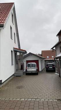 Hofeinfahrt und Hauseingang - 