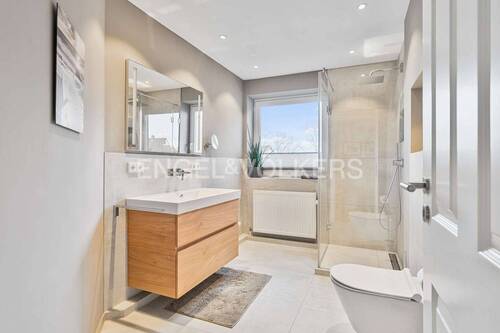 Weiteres Badezimmer im Dachgeschoss - 