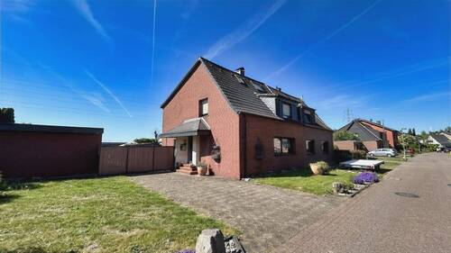 Straßenansicht - Doppelhaushälfte mit tollem Grundstück für Gartenliebhaber