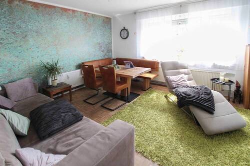 Wohnzimmer - Bezugsfrei & bereit für Sie - Ihr neues Zuhause mit Balkon, Gartenanteil und Garage