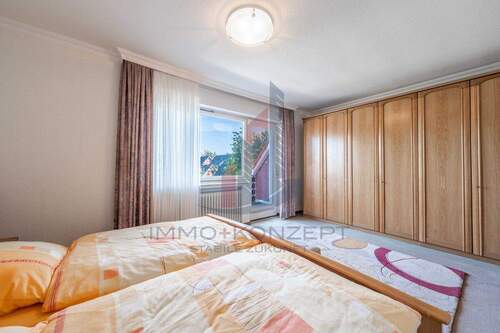 sowie das Hauptschlafzimmer mit Balkon - 