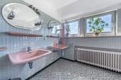 Das Badezimmer mit zwei Waschbecken - 