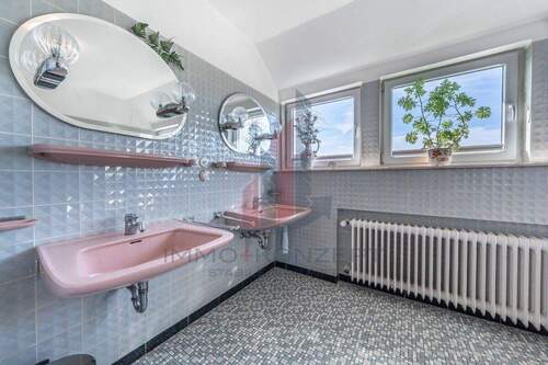 Das Badezimmer mit zwei Waschbecken - 