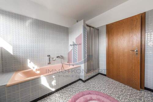 und einer Badewanne nebst Dusche - 