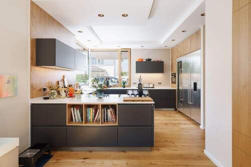 Großzügige Küche - 