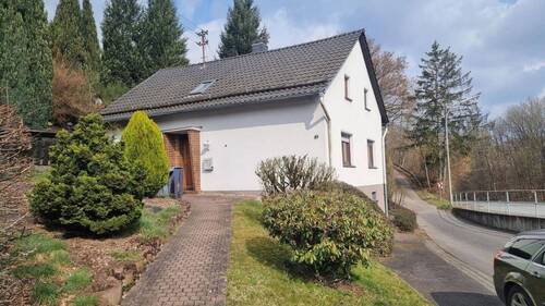 Vorderansicht - Einfamilienhaus freistehend mit großem Grundstück und Doppelgarage zwischen Wissen und HammSieg