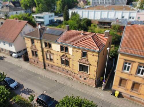 Hausansicht - Zentrale Bestlage: Sanierungsbedürftiges Ein- bis Zweifamilienhaus!