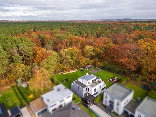 Herbstliche Luftaufnahme des Hauses und der bewaldeten Umgebung - 