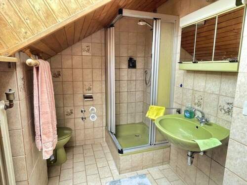 Tageslicht-Duschbad im Dachgeschoss - 