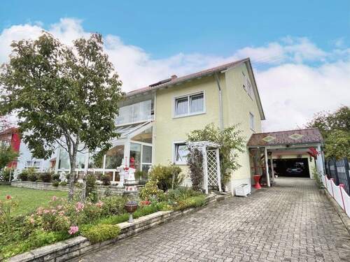 3-Familienhaus mit Doppelgarage - 1 Zimmer Mehrfamilienhaus, Wohnhaus zum Kaufen in Stetten