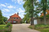 Strassenansicht - Wohnen wo andere Urlaub machen - Attraktives Zweifamilienhaus in direkter Deichlage an der Elbe