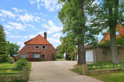 Strassenansicht - Wohnen wo andere Urlaub machen - Attraktives Zweifamilienhaus in direkter Deichlage an der Elbe