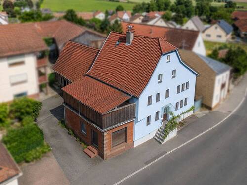 Hausansicht oben - Raum für Ideen: Wohnen, Arbeiten und Hobby auf über 326 m² Gesamtfläche