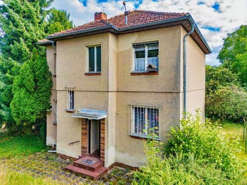Hausansicht mit Garten schräg - Sanierungsobjekt in bester Kladower Lage